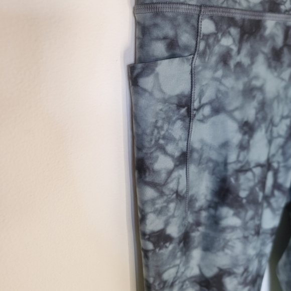 EUC Athleta Salutation Stash Pocket II Printed 7/8 Tight Tie Dye Green Small - Picture 4 of 12